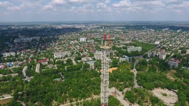 Zdjęcia Lotnicze Wysokiej Telewizyjna Wieża Unoszące Się Mieście Centrum Latem — Wideo stockowe