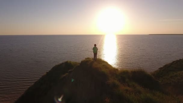 Träumender Junge Steht Einer Hügeligen Küste Des Schwarzen Meeres Und — Stockvideo