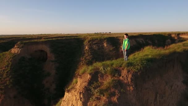 Niño Pequeño Parado Pico Alto Mar Negro Mirando Atardecer Sartén — Vídeos de Stock