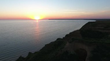Engebeli hills adlı bir taç ve yaz aylarında güneş yolu ile pırıl pırıl bir güneş ile Karadeniz günbatımı A muhteşem kuş bakışı yeşil Karadeniz üzerinden, parlak ışınları ile altın bir güneş hava atış