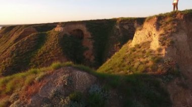 Karadeniz mountaneous tepe üzerinde günbatımında etkileyici bir pan Karadeniz sahilinde derin boğaz ile yeşil bir tepede duran günbatımında güneş gözlüğü şık bir adam ayakta bir gencin hava