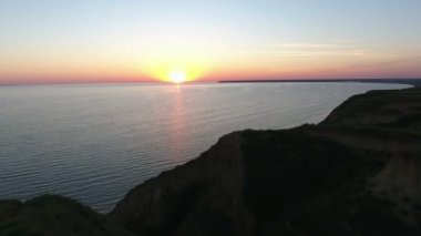 Spakling hava atış güneş Karadeniz üzerinde yaz A muhteşem kuş bakışı engebeli sahil çim ile Black Sea ve altın güneş batımında parlayan bir taç ile yaz aylarında gün batımında taç.