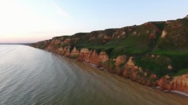 Tepelik bir Karadeniz hava pan desteklemek turistlerle görkemli günbatımı bir kuş bakışı üzerine gelen turist bir grup ile bir alçak uçan dron mountaneous Karadeniz Sahil Yaz aylarında gün batımında