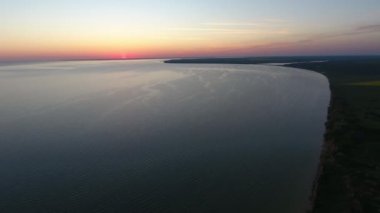 Yaz A gün batımında turuncu bir gökyüzü ile pitoresk Karadeniz kıyılarının hava güzel kuş bakışı Karadeniz'in sahil gün batımında bir parlak turuncu, pembe ve sarı renk paleti ile yaz aylarında alacakaranlıkta