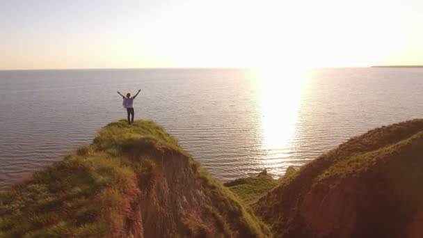 Mulher Alegre Levanta Mãos Costa Mar Negro Pôr Sol Verão — Vídeo de Stock