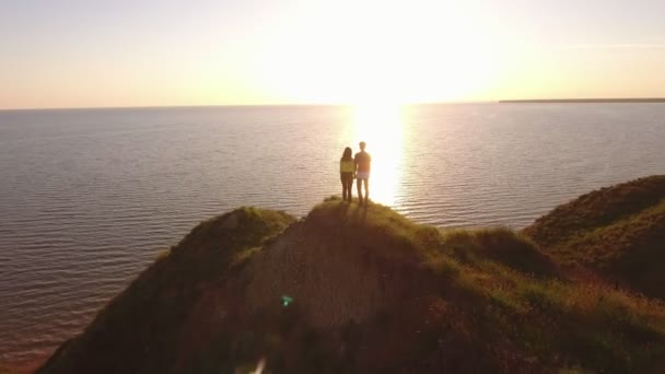 Antenne Eines Romantischen Paares Das Bei Sonnenuntergang Einem Hügeligen Ufer — Stockvideo