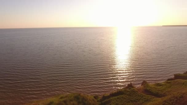 Aérea Una Familia Enamorada Pie Una Orilla Montañosa Del Mar — Vídeos de Stock