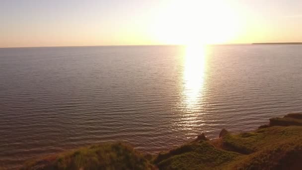 Niza Chica Mira Barco Solitario Mar Negro Atardecer Levanta Las — Vídeos de Stock