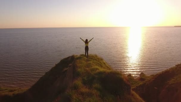 Šťastná Dívka Vyvolává Její Ruce Kopci Při Pohledu Pobřeží Černého — Stock video