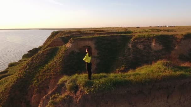 Güzel Bir Kızın Bir Tepe Karadeniz Üzerinde Yaz Aylarında Ayakta — Stok video