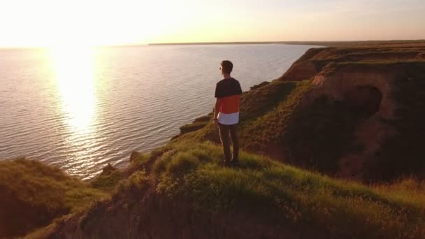 Αεροφωτογραφία Του Ένας Νεαρός Άνδρας Βλέποντας Μια Διαδρομή Χρυσαφένιο Ήλιο — Αρχείο Βίντεο