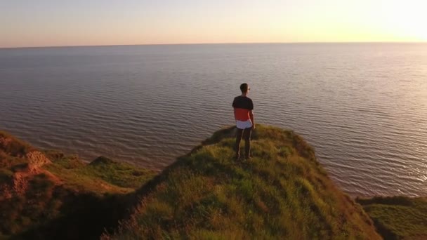 Aérea Hombre Ensueño Pie Una Colina Afilada Mar Negro Atardecer — Vídeos de Stock