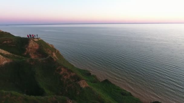 空中泛美拍摄的一座山与游客在黑海海岸日落一只泛鸟的眼睛看山区黑海 Coasline 与一群游客在一个灿烂的日落山之一 — 图库视频影像