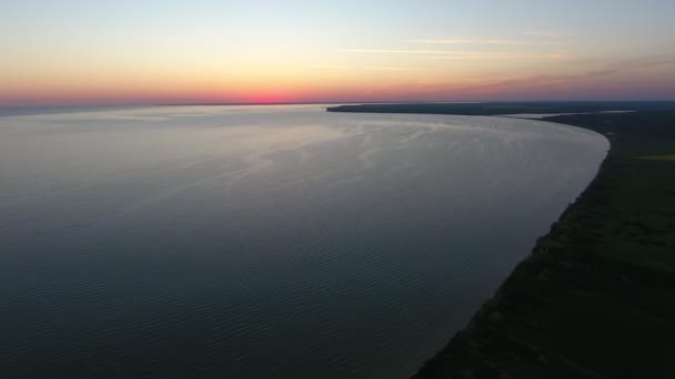 Aéreo Costa Curvilínea Mar Negro Com Horizonte Laranja Pôr Sol — Vídeo de Stock