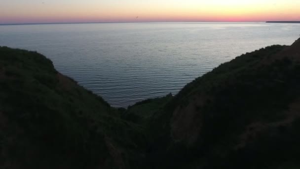 Der Hügelige Strand Schwarzen Meer Mit Einem Rosigen Horizont Bei — Stockvideo