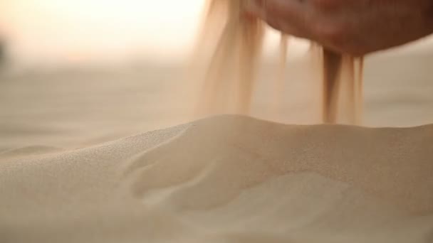 Frauenhände Nehmen Eine Handvoll Wüstensand Und Sieben Ihn Bei Sonnenuntergang — Stockvideo