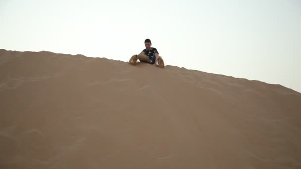 Menino Pequeno Sentado Brincando Uma Praia Areia Alta Dubai Dia — Vídeo de Stock