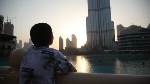 Μπουρτζ Χαλίφα Στο Υπέροχο Ηλιοβασίλεμα Μικρό Αγόρι Απολαμβάνει Της Θέα — Αρχείο Βίντεο