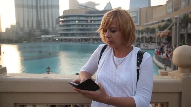 Uluslararası Dubai Kongre Sergi Sarayı Behing Dubai Modern Bir Kadın — Stok video