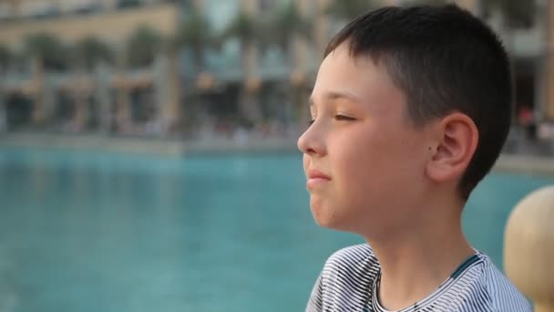 Niño Pequeño Triste Sin Mamá Muelle Canal Agua Dubái Verano — Vídeo de stock