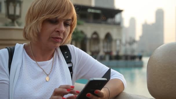 Smart Blond Kobieta Przegląda Netto Jej Telefon Dubaju Kanał Wodny — Wideo stockowe