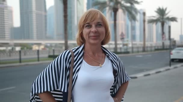 Donna Allegra Piedi Sorridente All Autostrada Con Palme Dubai Estate — Video Stock