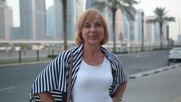 Ayakta Karayolu Dubai Avuç Içi Ile Yaz Aylarında Ayakta Mutlu — Stok video