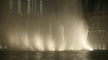 Uluslararası Dubai Kongre ve Sergi Sarayı hemen hemen, klasik müzik sesleri altında su hareketli neşeli dans akımları ile Dubai Dubai, Birleşik Arap Emirlikleri - 5 Haziran, 2018:A harika manzarasını Çeşme