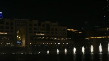 Dubai, Birleşik Arap Emirlikleri - 5 Haziran 2018: etkileyici bir manzara Dubai Çeşmesi esrarengiz dans akarsu klasik müzik geceleri derin sesleri altında hareketli su ile