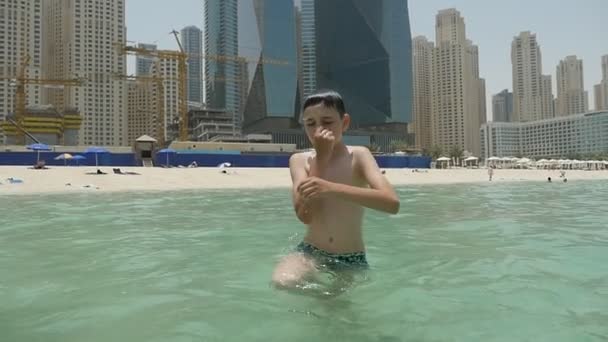 Niño Diez Años Bucea Las Aguas Calientes Dubái Día Soleado — Vídeo de stock