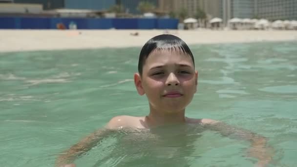 Tio Årig Pojke Slappnar Havsvattnet Dubai Solig Dag Sommaren Närbild — Stockvideo