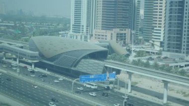 Dubai, Birleşik Arap Emirlikleri - 5 Haziran 2018: heyecan verici bir görünüm bir derece modern metro İstasyonu'na yaz aylarında 18 şerit ve Dubai yakın yüksek gökdelenler bir karayolu üzerinde yer.