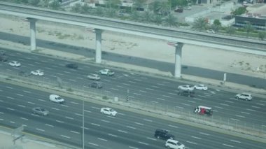 Dubai, Birleşik Arap Emirlikleri - 5 Haziran, 2018:A bir derece modern karayolu yoğun trafik ve bir demiryolu ile görünümünü yakın Dubai'de yaz aylarında yüklü yüksek sahne üzerinde aşağı çarpıcı 