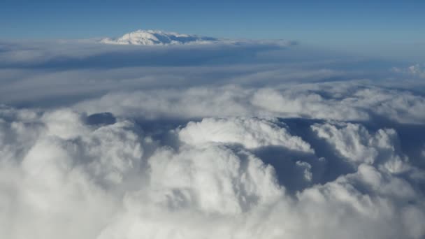 Luftaufnahme Von Flauschigen Weißen Wolken Aus Einem Flugzeugfenster Einem Sonnigen — Stockvideo