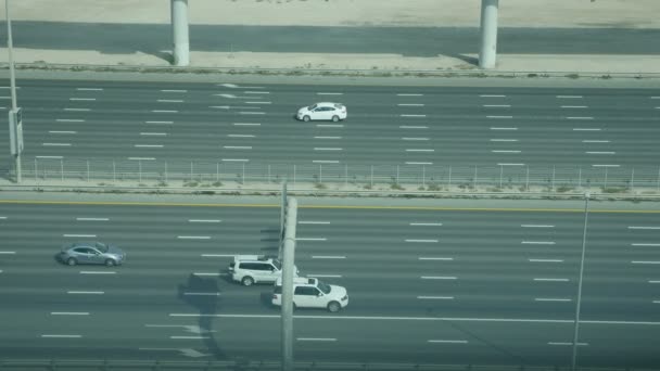 ドバイ アラブ首長国 日夏にドバイの近くにインストールされている高コンクリート小道具に交通渋滞や鉄道と高速道路のビューを立派な 2018 — ストック動画