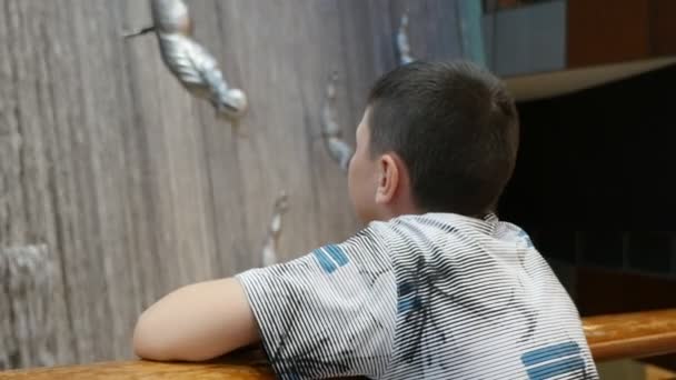 Дубай Оаэ Июня 2018 Года Любопытный Десятилетний Мальчик Наслаждающийся Видом — стоковое видео