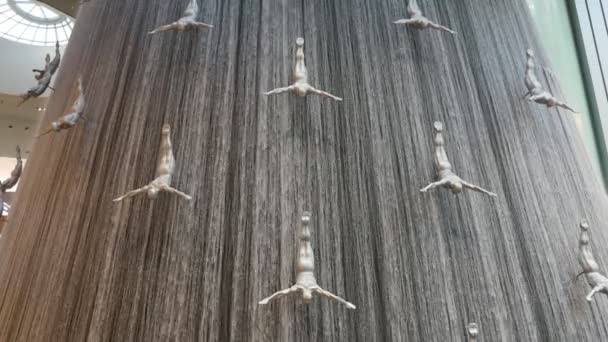 阿联酋迪拜 2018年6月5日 专门用于提取珍珠和巨型瀑布的喷泉在迪拜购物中心潜水员的潜水铬雕塑 — 图库视频影像