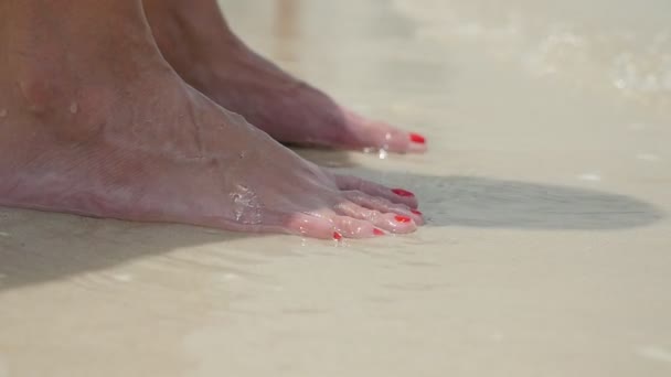 Vrouwelijke Voeten Met Rode Pedicure Staan Rollende Golven Van Zee — Stockvideo