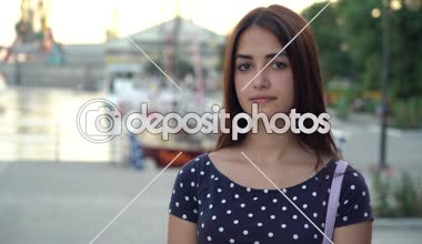 Bir nehir kıyısındaki ayakta ve köpüklü eyea yaz aylarında muhteşem günbatımı üzerinde bir nehir iskele yat ile ayakta puanlı elbise ile güzel bir günbatımı yaz ihale genç bir kadın portresi, düşünme romantik kız   