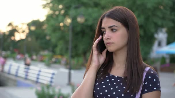 Ragazza Triste Elegante Sta Chiacchierando Smartphone Con Suoi Genitori Estate — Video Stock