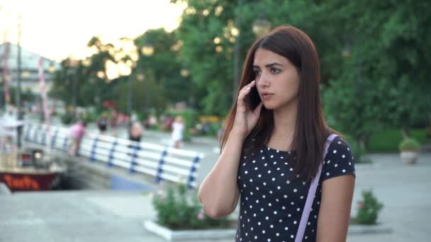 Nyugtalan Stílusos Lány Beszél Smartphone Emberek Nyáron Szomorú Szeme Hosszú — Stock videók