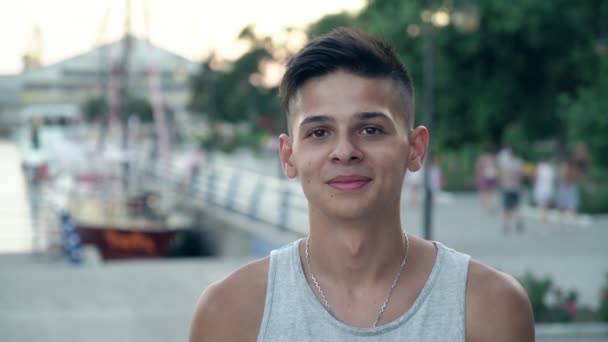 Hombre Optimista Pie Sonriendo Una Orilla Río Puerto Atardecer Verano — Vídeos de Stock