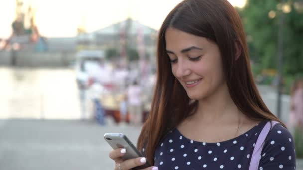 Счастливая Девушка Улыбается Просматривает Сеть Телефоне Берегу Реки Летом Портрет — стоковое видео