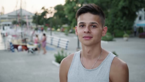 Mladý Muž Stojící Úsměvem Nábřeží Řeky Ukrajině Při Západu Slunce — Stock video