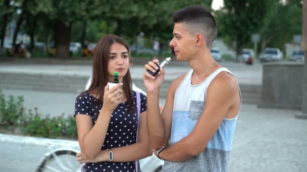 Joven Novia Fumando Cigarrillos Electrónicos Juntos Callejón Del Parque Retrato — Vídeos de Stock