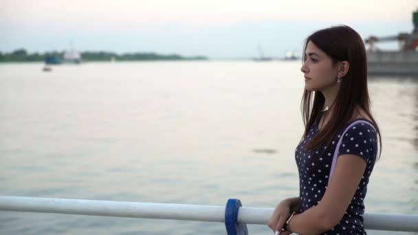 Romantische Junge Frau Steht Einem Flussufer Bei Einem Herrlichen Sonnenuntergang — Stockvideo
