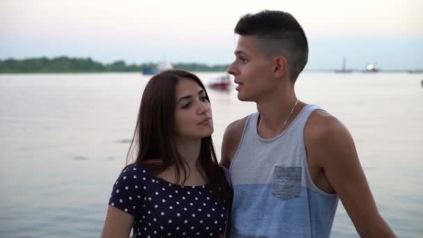 Pareja Joven Pie Hablando Románticamente Muelle Del Río Atardecer Retrato — Vídeos de Stock