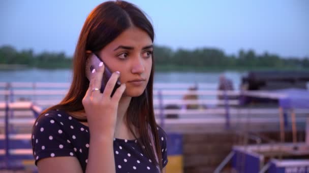 Mujer Joven Habla Teléfono Inteligente Muelle Río Con Barco Atardecer — Vídeos de Stock