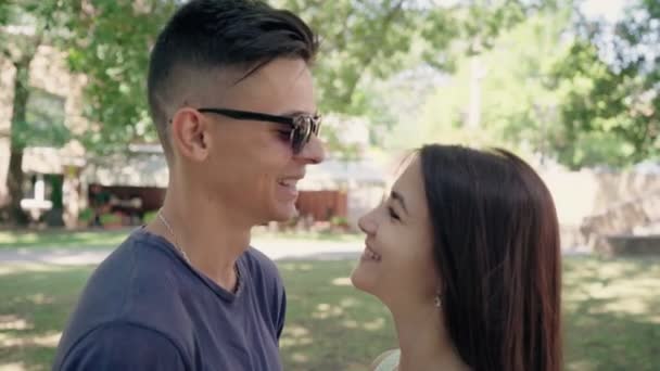 Neşeli Adam Onun Sevgili Kız Sohbet Yaz Profil Ayakta Gülümseyen — Stok video