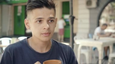 Kahve içme ve modern bir kafede kahve içme ve güneşli bir günde modern bir kafeterya hayatında düşünüyorum bir mürettebat haircul ile yaz akıllı ve sportif bir adam portresi düşünme şık adam 